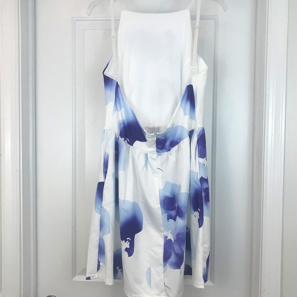 NWT Blue and White Floral Backless Dress - Picture 4 of 7